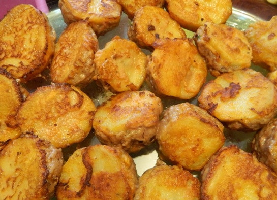 1. Этап. Мафрум: 6. Обжариваем каждую картофельную заготовку с двух сторон по несколько минут на среднем огне, чтобы появилась корочка. Затем выкладываем мафрум в посуду, где картофель будет тушиться.