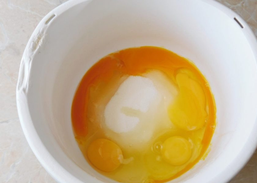 1. Этап. Кексы на День Рождения: Для приготовления теста соедините яйца с сахаром. Взбейте их в пышную массу.