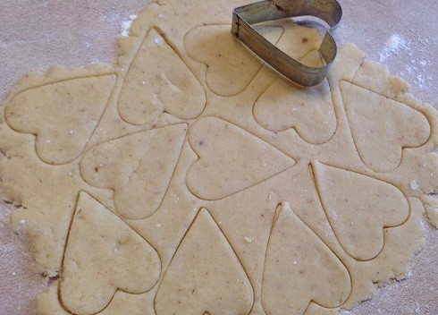 1. Этап. Пирог ко Дню влюбленных: 10. Берем небольшой кусочек теста и тонко раскатываем его. С помощью формочки вырезаем сердечки.