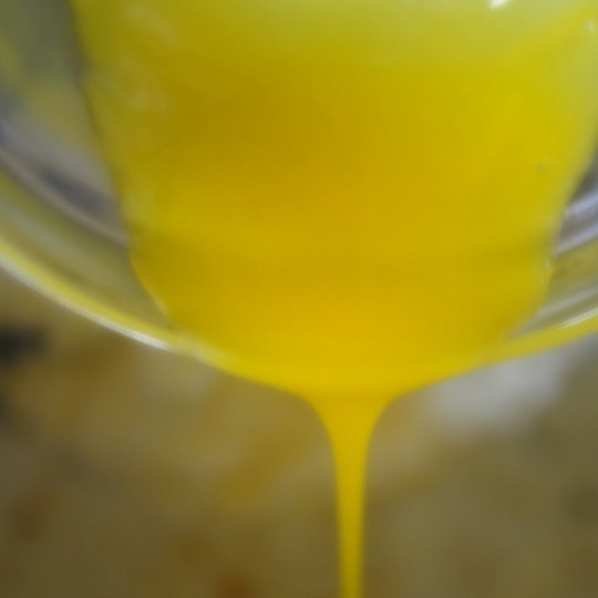 1. Этап. Крем для бисквитного торта: Добавляем к взбитому сливочному маслу слегка взбитый яичный желток и ванильный экстракт, после чего взбиваем все вместе еще 2 минуты.