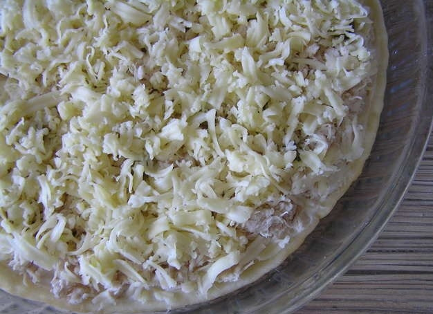 1. Этап. Морской язык с картофелем: 5. Посыпаем тертым сыром содержимое формы.