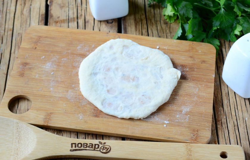 1. Этап. Качори: Раскатайте ширики толщиной примерно 7-8 мм.