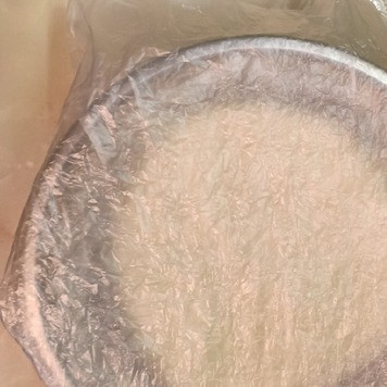 1. Этап. Вареники с мясом и картофелем: Накрыть тесто пленкой или крышкой и дать отдохнуть.