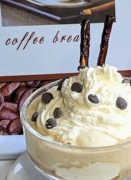 1. Этап. Десерт Аффогато 2: Эспрессо можно подливать понемногу, мороженое тает и превращается в ванильно- кофейно-сливочный крем, ооочень вкусно!