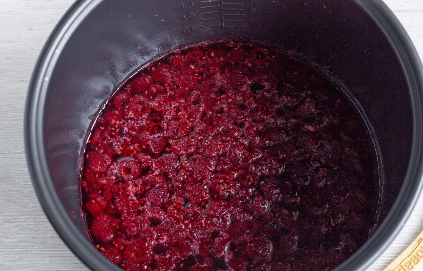 1. Этап. Малиновое варенье в мультиварке: Наше малиновое варенье готово! Разлейте в стерилизованные банки и поставьте на хранение.