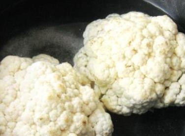 1. Этап. Цветная капуста в яйце: Первым делом отвариваем капусту. Наливаем в кастрюлю воду, солим и варим капусту не больше 10-12 минут.