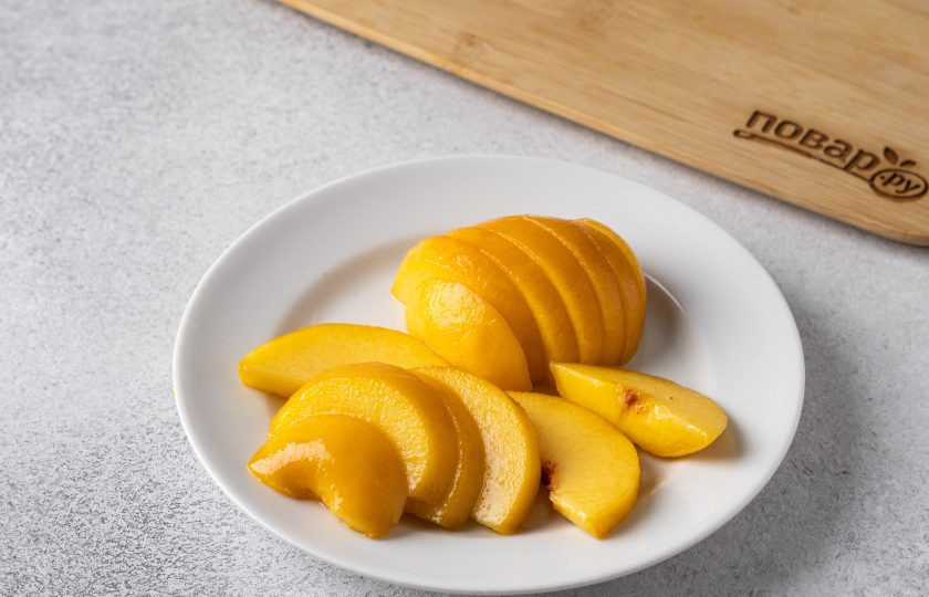 1. Этап. Салат с рукколой и персиками: Очистите персики от кожуры. Для этого помойте их, разрежьте пополам и залейте кипятком. Оставьте на 30 секунд, затем окуните в ледяную воду (можно добавить пару кубиков льда). После этого кожура легко снимается. Затем нарежьте их на ломтики средней толщины.