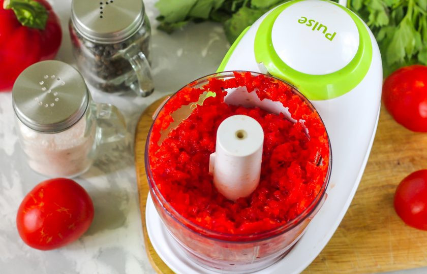 1. Этап. Заправка с перцем на зиму: Выложите перечную нарезку в измельчитель и отпюрируйте ее в пасту примерно 3-4 минуты.