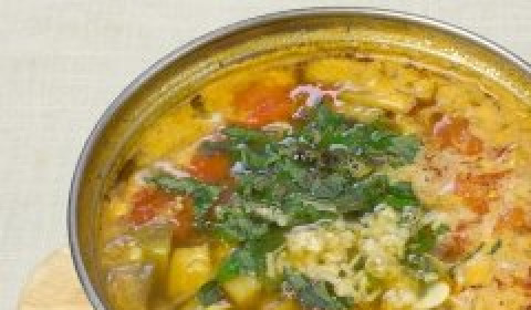 1. Этап. Вегетарианский суп-пюре из чечевицы: Снять суп с огня. Добавить рубленную зелень. В принципе, на этой стадии можно завершить приготовление супа, если вы не любите его в состоянии пюре.