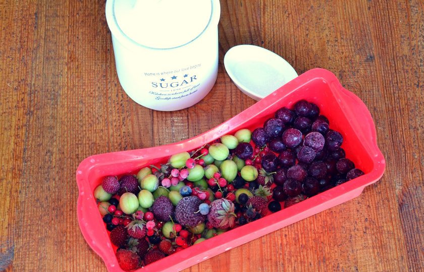 1. Этап. Компот из замороженных ягод: Чем больше разных ягод вы возьмете, тем вкуснее и ароматнее будет компотик.