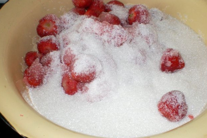 1. Этап. Клубничное варенье янтарное: Перекладываем ягоды в большой металлический эмалированный таз, пересыпая их сахарным песком.