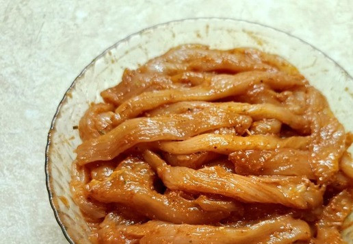 1. Этап. Джерки из индейки по-азиатски: Обмазать мясную соломку соусом и поставить в холодильник на сутки промариноваться. За это время можно пару раз перемешать.