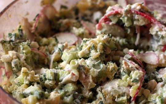 1. Этап. Окрошка на минеральной воде: Добавляем к овощам сметану, горчицу, соль и перец. Заливаем минеральной водой и перемешиваем, чтобы ингредиенты равномерно перемешались.