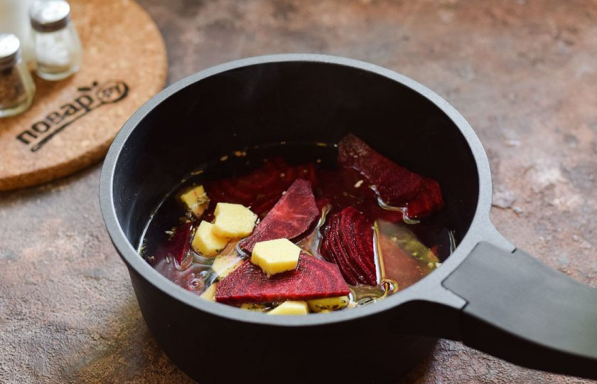 1. Этап. Свекла маринованная с имбирем на зиму: Выложите в кастрюлю имбирь и свеклу. Варите 15 минут на тихом огне.