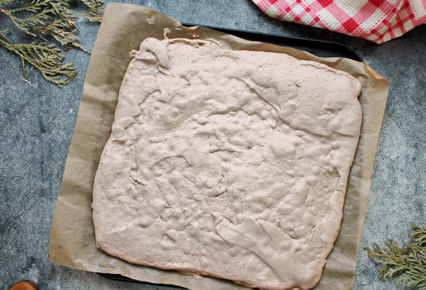 1. Этап. Шоколадный меренговый рулет: Поставьте противень в горячую духовку и выпекайте меренговый корж в течение 20-25 минут при температуре 160 градусов. На поверхности пласта должна образоваться корочка, но внутри он должен остаться нежным. Готовый меренговый корж достаньте из духовки и сразу переверните на другой лист пергамента. Аккуратно снимите нижний пергамент и полностью остудите.