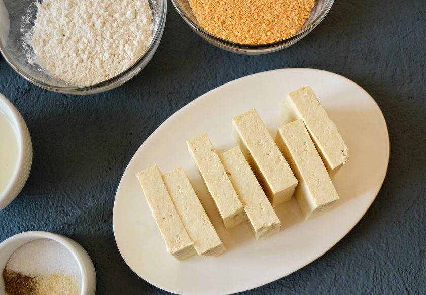 1. Этап. Соевые наггетсы: Нарежьте тофу на толстые ломтики, примерно по сантиметру толщиной.