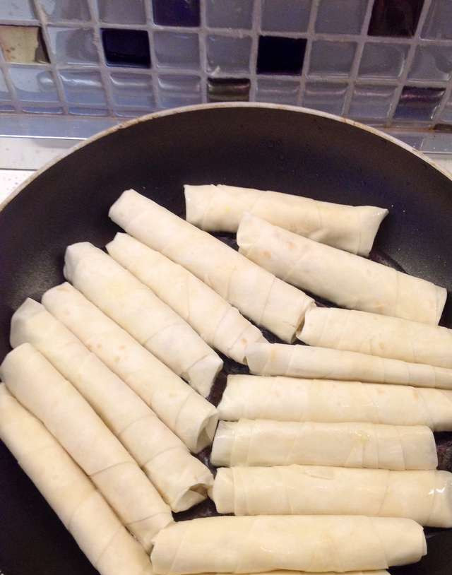 1. Этап. Сигары из лаваша: 5. Растительное масло разогрейте на сковороде, затем убавьте огонь. Обжарьте сигары равномерно, со всех сторон, до хрустящей корочки. Готовые сигары обмакните салфеткой, чтобы удалить излишки масла.