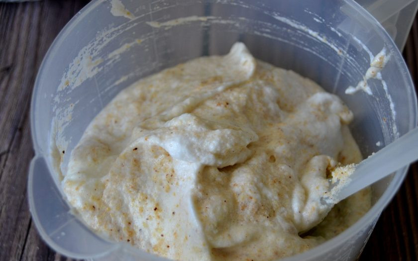 1. Этап. Дакуаз: Всыпьте ореховую смесь к белкам.