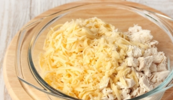 1. Этап. Блины конвертом: Теперь приступим к подготовке начинки. Вареную куриную грудку нарезаем на мелкие кубики. Добавляем к ней натертый на терке сыр.