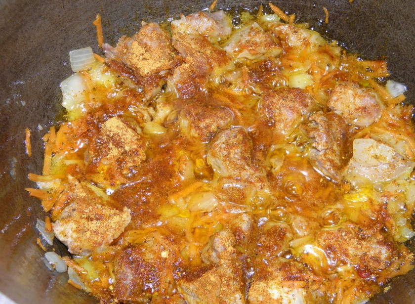 1. Этап. Плов: 8. Добавьте специи, перемешайте, обжаривайте еще минутку.