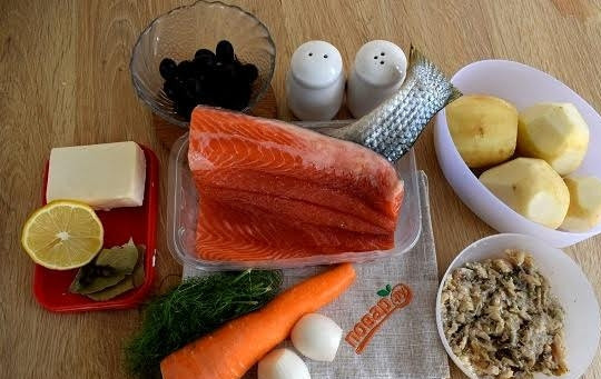 1. Этап. Солянка рыбная: 1. Подготовьте необходимые продукты. С филе снимите кожу, удалите кости. Овощи помойте, очистите. Сардину разомните вилкой.