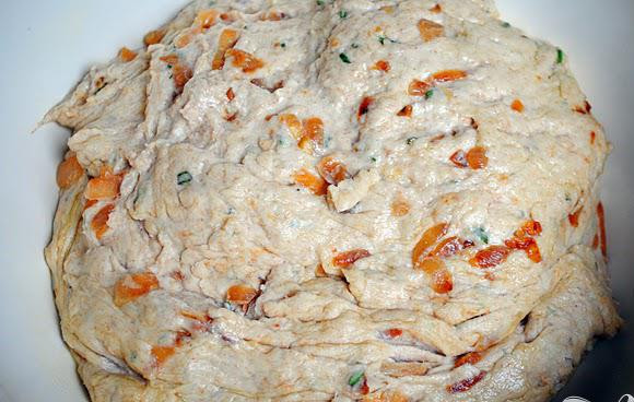 1. Этап. Хлеб с луком и розмарином: 4. Хорошо посыпать мукой рабочую поверхность. Замесить тесто от 15 до 20 раз, добавить муку, если это необходимо. При этом тесто должно быть липким! Сбрызнуть оливковым маслом отдельную миску и поместить в нее шарик теста. Накрыть кухонным полотенцем и оставить в теплом месте на 1 1/2 - 2 часа.