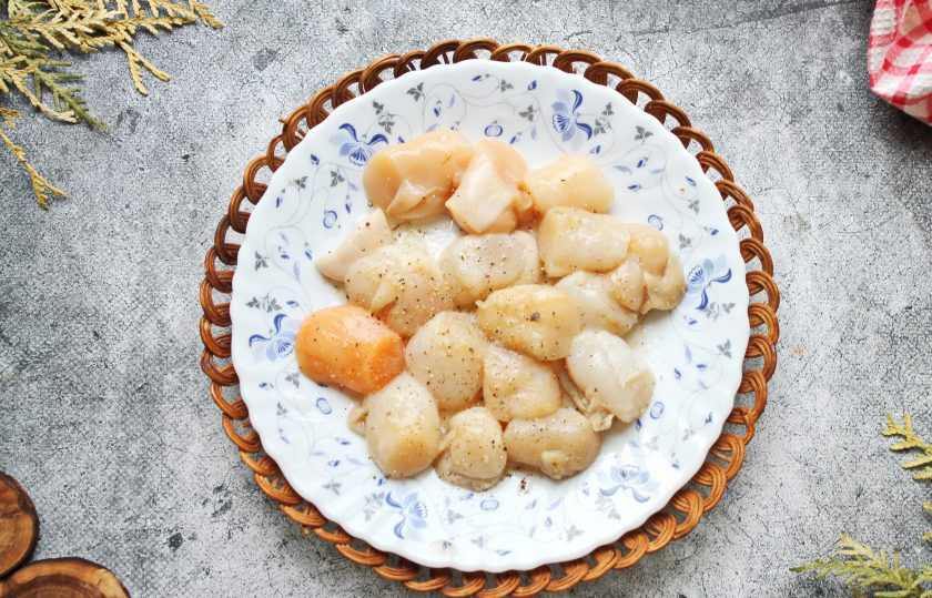 1. Этап. Морские гребешки в духовке: Гребешки разморозьте и промойте в холодной воде. Тщательно обсушите каждый бумажным полотенцем.