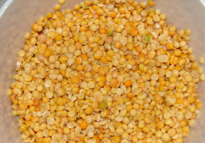 1. Этап. Суп из говядины: 2. Подготавливаю горох, пока варю бульон. Первым делом промываю его и перекладываю в тарелку, заливаю кипяченной водой, чтобы она покрыла его до верха и оставляю на 1 час.