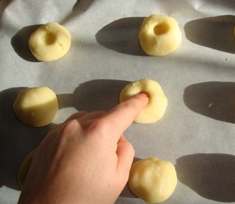 1. Этап. Кругляшки: 3. От общей массы теста отщипываем небольшой кусок, который скатываем шарик. Противень застилаем бумагой для выпечки. Выкладываем на него шарики из теста. В центре каждого пальцем делаем углубление.