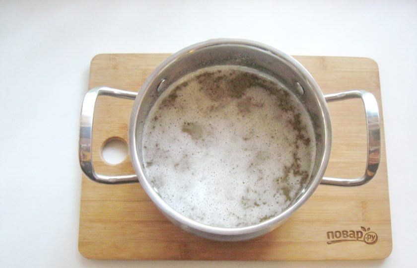 1. Этап. Варенье из целых слив: Поставьте кастрюлю на плиту и доведите сахар до полного растворения. Прокипятите сироп несколько минут.