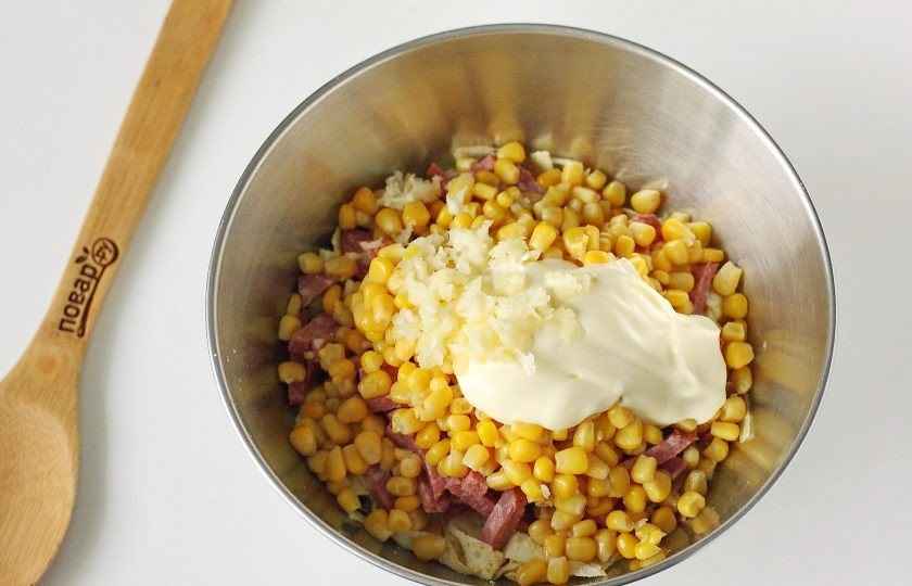 1. Этап. Блинный салат: Чеснок пропустите через пресс, добавьте майонез и молотый перец по желанию. Все тщательно перемешайте.