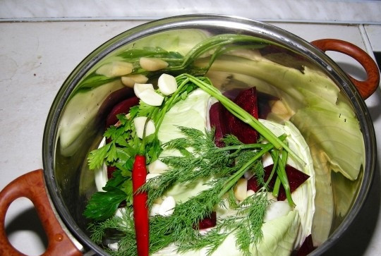 1. Этап. Капуста по-грузински: 6. Сверху выложите треть остальных ингредиентов - чеснока, зелени, перца, свеклы.