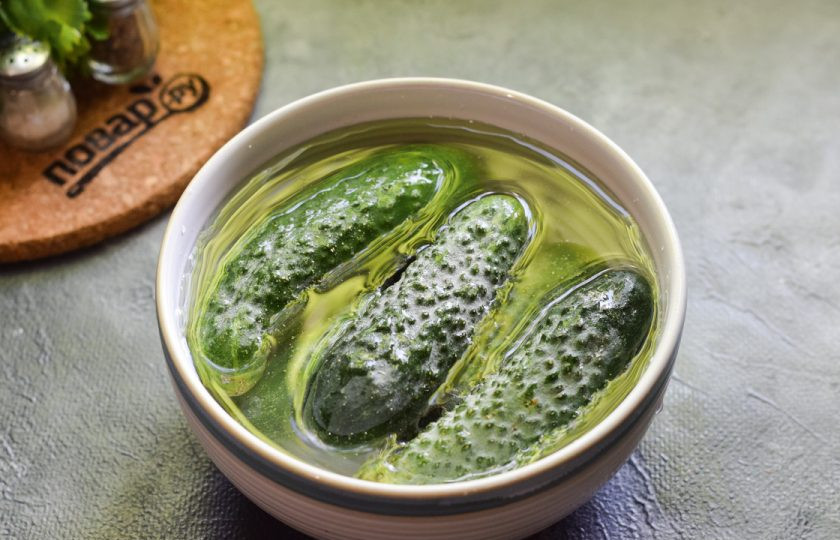 1. Этап. Огурцы кружочками на зиму: Огурцы заранее выложите в миску с ледяной водой, дайте постоять 2-3 часа.