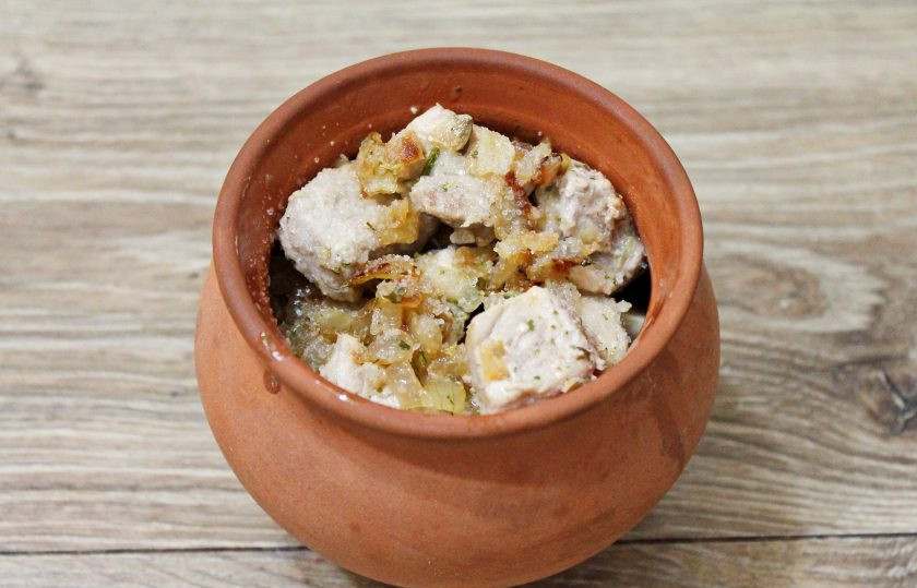 1. Этап. Мясо с баклажанами в горшочках в духовке: Сверху выложите обжаренное мясо.