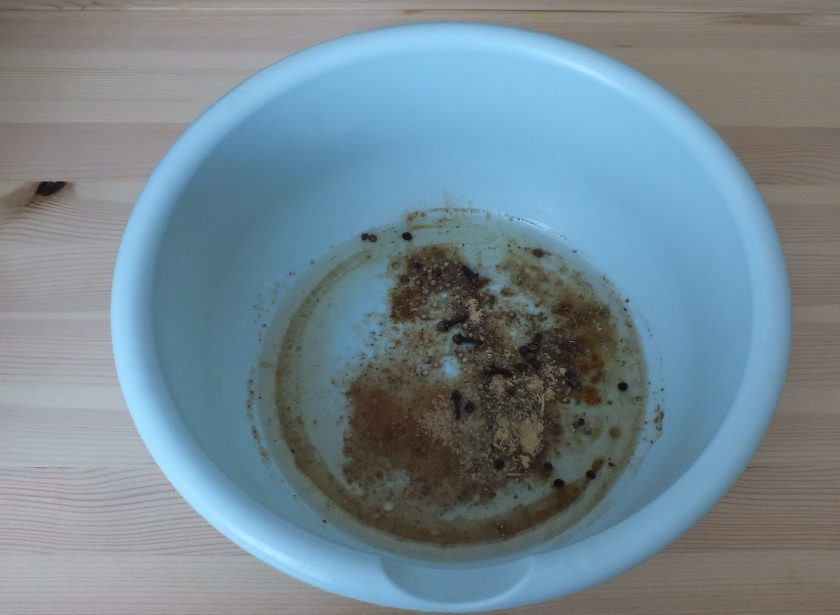 1. Этап. Буженина в рукаве в мультиварке: Налейте в чашу растительное масло, 2 ст.л. воды, все специи, соль. Перемешайте.