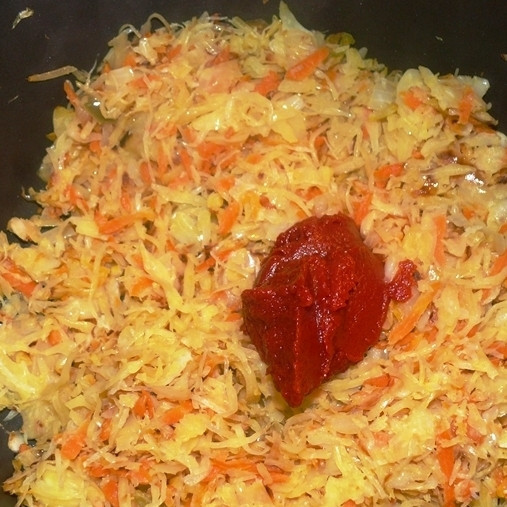 1. Этап. Постные щи: В конце тушения капусты добавляем в сковороду томат, перемешиваем и тушим вместе еще 5-10 минут.