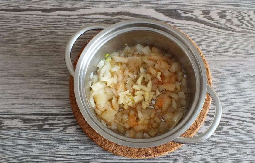 1. Этап. Мексиканские бутерброды: Разогрейте растительное масло. Опустите в него 1/2 часть нарезанного лука. Обжаривайте, помешивая, до мягкости. После добавьте половину измельченного чеснока и острый, красный перец. Перемешайте всё вместе, прогрейте в течение 3-4 минут.