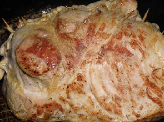 1. Этап. Рулет из мяса в духовке: Обжариваем мясо с начинкой на хорошо разогретом масле до образования корочки. На это уйдет буквально по 1 минуте на каждую сторону.