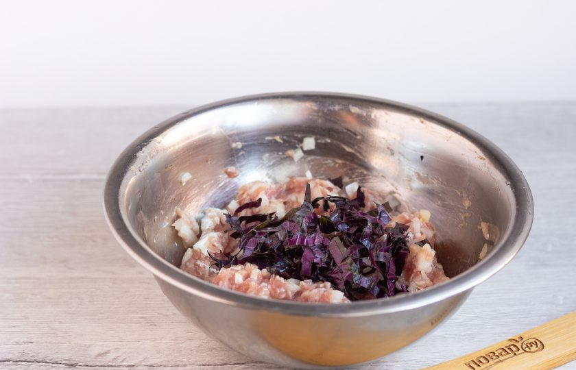 1. Этап. Яичный рулет со свининой и базиликом: Добавьте нарезанные листья базилика и снова перемешайте.