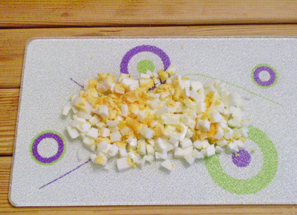 1. Этап. Салат из творога с зеленью: 2. Отвариваем яйцо вкрутую. Нарезаем кубиками.