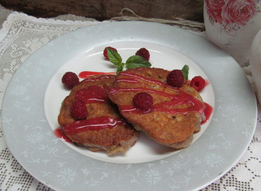1. Этап. Ореховые оладьи с малиновым соусом: Готовые оладьи полейте малиновым соусом. Приятного аппетита!