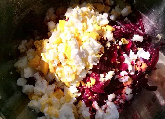 1. Этап. Литовский холодный борщ: Вареные яйца мелко порежьте.