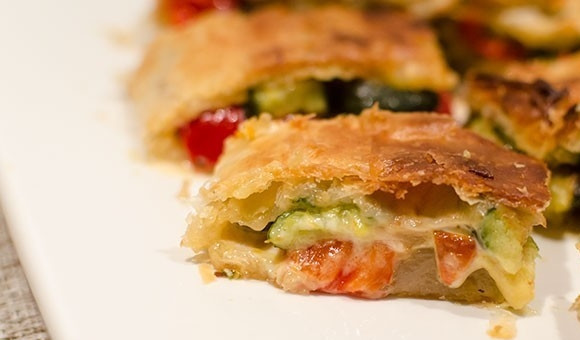 1. Этап. Штрудель с овощами: 3. Выпекайте рулет в предварительно разогретой до 180 градусов духовке в течение 15-20 минут. Закусочный штрудель с овощами готов. Приятного аппетита!