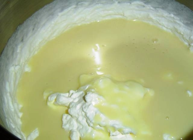 1. Этап. Сливочный тарт с карамелью: Добавляем в взбитые сливки лимонный сок и сгущенку. Перемешиваем до однородности.