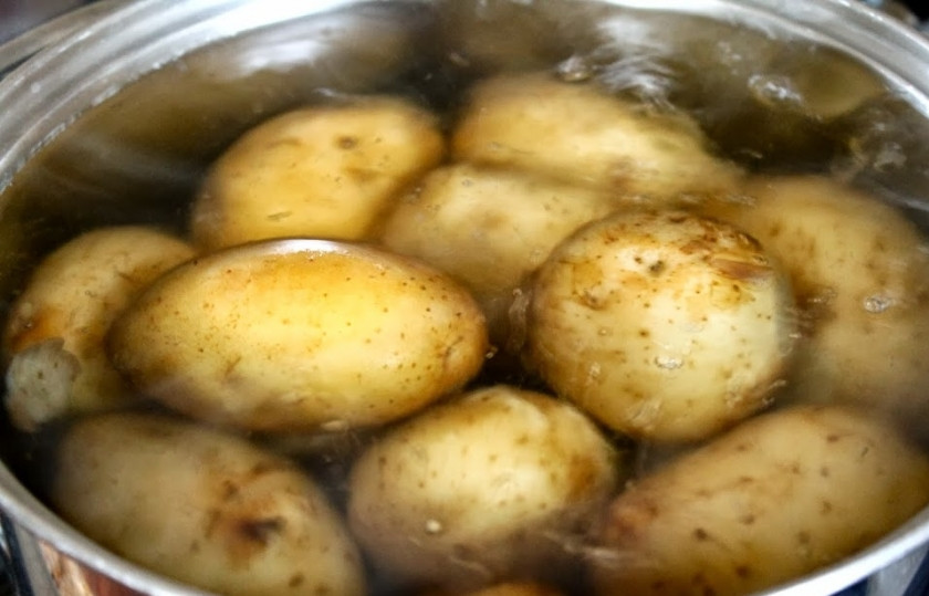 1. Этап. Пирог с моцареллой и ветчиной: Шаг 1. Отварите нечищеный картофель. После того, как он остынет, снимете с него шкурку.