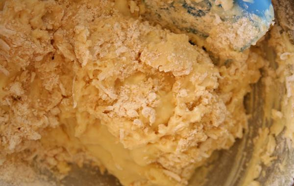 1. Этап. Кокосовые маффины: 2. В средней миске смешать вместе муку, разрыхлитель, ½ чашки тертой кокосовой стружки и соль. В отдельной миске взбить яйцо, сахар, кокосовое масло, греческий йогурт и ванильный экстракт. Добавить кокосовую смесь в мучную смесь и перемешать до получения однородной консистенции.