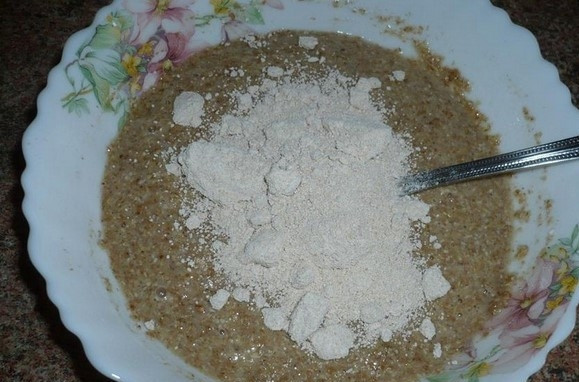 1. Этап. Выпечка из отрубей: 3. И в самом конце вводим овсяную муку или обычную пшеничную муку. Замешиваем тесто.