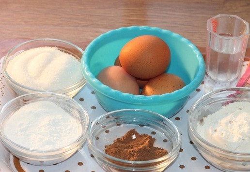 1. Этап. Полосатое пирожное с вареной сгущенкой: 1. Для приготовления нам понадобятся вот эти продукты. Противень для выпечки 33*22 см.