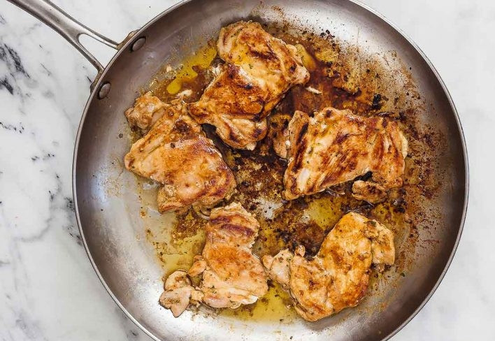 1. Этап. Куриное мясо в апельсиновом маринаде: 7. Обжаривайте мясо с каждой стороны до золотистой корочки.