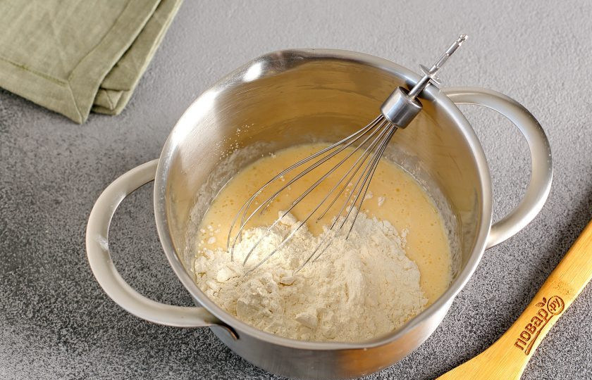 1. Этап. Наливной пирог: Перемешайте и добавьте муку.